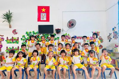 🎀 NHÀ TRƯỜNG TỔ CHỨC SỰ KIỆN CHÀO MỪNG NGÀY PHỤ NỮ VIỆT NAM 20/10 Hòa trong không khí rộn ràng của cả nước hướng về ngày Phụ nữ Việt Nam 20/10, ngày tôn vinh những người phụ nữ Việt Nam “Anh hùng – Bất khuất – Trung hậu – Đảm đang”, trường Mầm non Tân Hiệp long trọng tổ chức hoạt động kỷ niệm Ngày Phụ nữ Việt Nam 20/10 với nhiều nội dung phong phú, ý nghĩa dành cho cô và trẻ trong toàn trường. Ngày 20 tháng 10 hằng năm là dịp đặc biệt để chúng ta bày tỏ lòng tri ân, sự kính trọng và tình cảm yêu thương đối với mẹ, cô giáo và tất cả những người phụ nữ Việt Nam – những người luôn âm thầm hi sinh, cống hiến, góp phần làm nên những giá trị tốt đẹp của gia đình và xã hội. Thông qua các hoạt động ý nghĩa như biểu diễn văn nghệ, làm thiệp tặng mẹ – tặng cô, trò chơi giao lưu và trưng bày sản phẩm sáng tạo của trẻ, nhà trường mong muốn gieo vào lòng các bé tình yêu thương, lòng biết ơn và sự kính trọng đối với người phụ nữ.