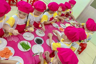 🎉🎉🎉🎉🎉🎉 Chào mừng Ngày Nhà giáo Việt Nam 20/11 🎉🎉🎉🎉🎉 Hôm nay, các bé trường Mầm non Tân Hiệp được tham gia hoạt động trải nghiệm “Tạo hình cơm” thật vui và ý nghĩa. Bằng đôi tay khéo léo và trí tưởng tượng phong phú, các con đã tạo nên những hình ảnh ngộ nghĩnh, đáng yêu từ hạt cơm trắng – gửi gắm tình cảm và lời tri ân đến cô giáo của mình 💐. Hoạt động giúp trẻ rèn luyện sự khéo léo, phát huy sáng tạo và học cách biết ơn, yêu thương cô – người luôn tận tụy chăm sóc, dạy dỗ từng ngày ❤️. 🌸 Mỗi tác phẩm nhỏ là một món quà lớn từ trái tim trẻ thơ, thay lời cảm ơn chân thành gửi đến các cô giáo nhân ngày 20/11. Qua đó nhà trường xin chân thành cám ơn Quí phụ huynh đã luôn đồng hành cùng nhà trường và tổ chức 1 buổi trải nghiệm cho các con thật ý nghĩa.🌸🌸🌸🌸🌸🌸🌸🌸🌸