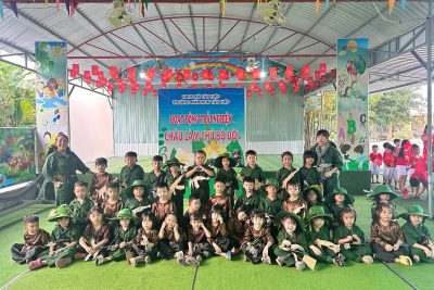 Nhân kỷ niệm Ngày thành lập Quân đội Nhân dân Việt Nam 22/12, nhà trường tổ chức hoạt động trải nghiệm “Cháu làm chú bộ đội” nhằm giúp trẻ hiểu biết những nét cơ bản về hình ảnh người chiến sĩ Quân đội Nhân dân Việt Nam – lực lượng anh hùng, trung thành với Tổ quốc, tận tụy vì Nhân dân. Thông qua hoạt động trải nghiệm ý nghĩa, các bé được hóa thân thành những chú bộ đội nhỏ, học cách rèn luyện tính kỷ luật, tinh thần đoàn kết, lòng yêu nước và niềm tự hào dân tộc. Đây là dịp giáo dục trẻ truyền thống “Uống nước nhớ nguồn”, góp phần bồi dưỡng nhân cách và tình yêu quê hương đất nước ngay từ những năm đầu đời.