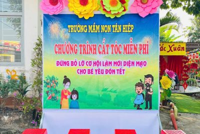 🌸🌸🌸🌸🌸 XUÂN BÍNH NGỌ- XUÂN YÊU THƯƠNG🌸🌸🌸🌸🌸        Nhân dịp xuân về, nhà trường trân trọng đó tiếp Đoàn cắt tóc đã đến trường hớt tóc miễn phí cho các bé, giúp các con gọn gàng, tươi tắn để đón một năm mới vui vẻ và may mắn.         Mỗi mái tóc được cắt là một món quà nhỏ, gửi gắm tình yêu thương và sự sẻ chia dành cho trẻ thơ trong những ngày đầu xuân ấm áp. 🌼