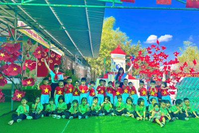 NGÀY TRẢI NGHIỆM “BÉ VUI MỪNG 30/4” Hòa trong không khí cả nước hướng về ngày Giải phóng miền Nam, thống nhất đất nước 30/4, các bé Trường Mầm non Tân Hiệp đã tham gia ngày trải nghiệm “Bé vui mừng 30/4” với nhiều hoạt động vui chơi, vận động đầy ý nghĩa. Thông qua hành trình trải nghiệm, các bé được vui chơi, rèn luyện kỹ năng, tinh thần đoàn kết và bước đầu cảm nhận niềm tự hào về quê hương, đất nước. 🌱 Một ngày hội nhỏ nhưng đong đầy niềm vui, góp phần gieo trong tâm hồn trẻ thơ tình yêu Tổ quốc Việt Nam. Chào mừng ngày 30/4 – Tự hào Việt Nam!