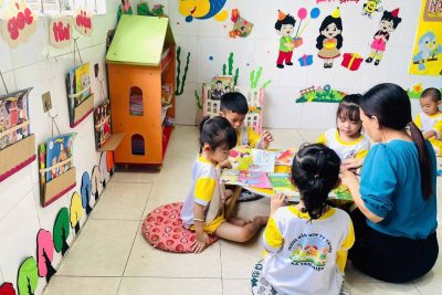 📚 HƯỞNG ỨNG NGÀY SÁCH VÀ VĂN HÓA ĐỌC VIỆT NAM NĂM 2026 📚 Hưởng ứng Ngày Sách và Văn hóa đọc Việt Nam năm 2026, nhà trường đã tổ chức nhiều hoạt động ý nghĩa, thiết thực nhằm lan tỏa tình yêu sách đến trẻ mầm non. Thông qua các hoạt động đọc sách cùng cô, kể chuyện theo tranh, xem truyện số, khám phá thư viện thân thiện… các bé được làm quen với sách, hình thành thói quen đọc và nuôi dưỡng niềm yêu thích khám phá tri thức từ sớm. Hoạt động không chỉ tạo sân chơi bổ ích, giúp trẻ phát triển ngôn ngữ, tư duy, trí tưởng tượng mà còn góp phần xây dựng môi trường giáo dục lấy văn hóa đọc làm nền tảng. Mỗi cuốn sách là một cánh cửa mở ra thế giới diệu kỳ cho trẻ thơ. “Đọc sách hôm nay – Mở tương lai mai sau” Cùng chung tay lan tỏa văn hóa đọc, gieo những hạt mầm tri thức cho các em ngay từ tuổi mầm non. 🌱📖✨