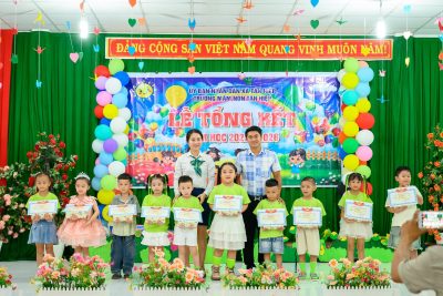 🌸 LỄ RA TRƯỜNG, LỄ TỔNG KẾT NĂM HỌC – KHÉP LẠI MỘT HÀNH TRÌNH, MỞ RA NHỮNG ƯỚC MƠ 🌸 Một năm học nữa đã khép lại, đánh dấu hành trình đầy nỗ lực, yêu thương và trưởng thành của cô và trò nhà trường. Buổi lễ tổng kết năm học không chỉ là dịp nhìn lại những kết quả đã đạt được mà còn là khoảnh khắc lắng đọng với nhiều cảm xúc, ghi dấu những cố gắng không ngừng của tập thể cán bộ, giáo viên, nhân viên cùng các em học sinh thân yêu trong suốt năm học vừa qua. Nhà trường xin được bày tỏ lòng biết ơn sâu sắc đến các cấp lãnh đạo, quý ban ngành, đoàn thể địa phương đã luôn quan tâm, chỉ đạo, tạo điều kiện thuận lợi để nhà trường hoàn thành tốt nhiệm vụ năm học. Xin chân thành cảm ơn quý phụ huynh đã luôn tin tưởng, đồng hành, sẻ chia cùng nhà trường trong công tác chăm sóc, nuôi dưỡng và giáo dục trẻ. Sự phối hợp quý báu của quý phụ huynh chính là nền tảng để các con có một môi trường học tập an toàn, hạnh phúc và phát triển toàn diện. Đặc biệt, xin gửi lời yêu thương đến các con – những thiên thần nhỏ đã có một năm học thật chăm ngoan, mạnh dạn và trưởng thành hơn từng ngày. Chúc các con có một mùa hè thật vui tươi, bổ ích, ngập tràn tiếng cười và nhiều trải nghiệm ý nghĩa bên gia đình.