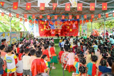 VUI TẾT TRUNG THU – TRAO GỬI YÊU THƯƠNG 🏮🌕 🎉 Hòa chung không khí rộn ràng của Tết Trung thu, Trường Mầm non Tân Hiệp 1 tổ chức chương trình “Vui hội Trăng rằm” với nhiều hoạt động vui tươi, ý nghĩa dành cho các bé. ❤️ 🎶 Các tiết mục văn nghệ do cô và trẻ biểu diễn mang đến không khí vui tươi, sôi nổi. 🦁 Chương trình múa lân – được sự quan tâm, hỗ trợ và tài trợ của phụ huynh: đoàn múa lân PHỤC VỤ BIỂU DIỄN ĐOÀN SƯ LÂN RỒNG TRẦN ANH- TÂN HIỆP- AN GIANG  mang đến cho các bé những khoảnh khắc hào hứng, đáng nhớ. 🎁 Đặc biệt, nhà trường trao những phần quà Trung thu đến các bé có hoàn cảnh khó khăn từ mạnh thường quân: Ông Trương Gia Huy bí thư ấp A, ,Ông Cao Hoàng Xê cán bộ hưu trí qua việc thể hiện sự sẻ chia và yêu thương dành cho các con. 🌷 Chương trình rất vinh dự có sự tham dự, quan tâm và động viên của quý lãnh đạo địa phương, cùng sự đồng hành của các tổ chức, cá nhân và mạnh thường quân. 💐 Trường Mầm non Tân Hiệp 1 trân trọng cảm ơn quý lãnh đạo, quí phụ huynh PHỤC VỤ BIỂU DIỄN ĐOÀN SƯ LÂN RỒNG TRẦN ANH- TÂN HIỆP- AN GIANG, quý mạnh thường quân và phụ huynh đã luôn quan tâm, đồng hành cùng nhà trường, góp phần mang đến cho các bé một mùa Trung thu thật vui tươi, ấm áp và ý nghĩa. 🌙 Chúc các bé yêu có một mùa Trung thu vui vẻ – an toàn – ngập tràn yêu thương!