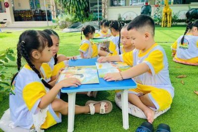 🌿 TRƯỜNG MẦM NON TÂN HIỆP 1 HƯỞNG ỨNG TUẦN LỄ HỌC TẬP SUỐT ĐỜI QUA VIỆC DẠY TRẺ ĐỌC SÁCH VÀ TỔ CHỨC MỘT NGÀY TRẢI NGHIỆM ĐẦY Ý NGHĨA CỦA CÁC BÉ KHỐI LÁ 5–6 TUỔI 🌿 Hôm nay, các bé khối Lá 5–6 tuổi của Trường Mầm non Tân Hiệp 1 đã có một chuyến trải nghiệm thật vui và ý nghĩa tại Đình Nguyễn Trung Trực. ❤️ 👧🏻👦🏻 Được tận mắt tham quan một địa điểm văn hóa – lịch sử, các bé có thêm cơ hội tìm hiểu về truyền thống quê hương, lắng nghe những câu chuyện về Anh hùng dân tộc Nguyễn Trung Trực, đồng thời hình thành ở trẻ tình yêu quê hương, niềm tự hào và ý thức giữ gìn những giá trị văn hóa truyền thống. ✨ Chuyến đi không chỉ mang đến cho các con những trải nghiệm mới mẻ mà còn giúp việc học trở nên gần gũi – trực quan – sinh động, đúng tinh thần “học bằng trải nghiệm, khám phá bằng niềm vui”. 💗 Một ngày thật nhiều tiếng cười, những ánh mắt háo hức và những kỷ niệm đẹp của tuổi thơ