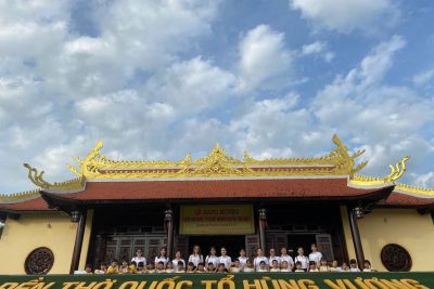 Ngày Giỗ Tổ Hùng Vương (10/3 Âm lịch) là dịp để nhân dân Việt Nam tưởng nhớ và tri ân các Vua Hùng – những người đã có công dựng nước mà còn là cơ hội để giáo dục thế hệ trẻ về lòng biết ơn, tinh thần dân tộc và truyền thống “Uống nhớ nguồn” . Nhà trường tổ chức cho trẻ viếng Đền Hùng vào ngày Giỗ Tổ không chỉ giúp các em có những trải nghiệm thực tế về lịch sử mà còn góp phần xây dựng ý thức tôn trọng, giữ gìn truyền thống dân tộc. Đây là một hoạt động ý nghĩa, giúp giáo dục trẻ về lòng yêu nước và niềm tự hào dân tộc ngay từ những năm tháng đầu đời.